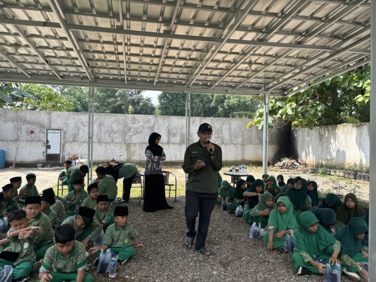 Kunjungan MI Islamiyah Ciwaru ke Umah Tani
